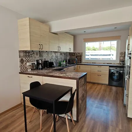 Modern 1-Bedroom Home In Larnaca With A Private Garden Ideal For Long Stays And Remote Work شقة