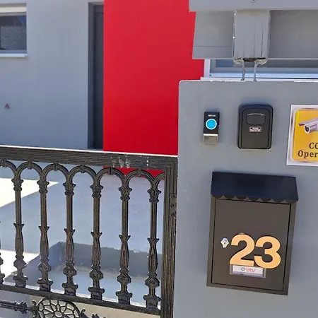 Modern 1-Bedroom Home In Larnaca With A Private Garden Ideal For Long Stays And Remote Work لارنكا