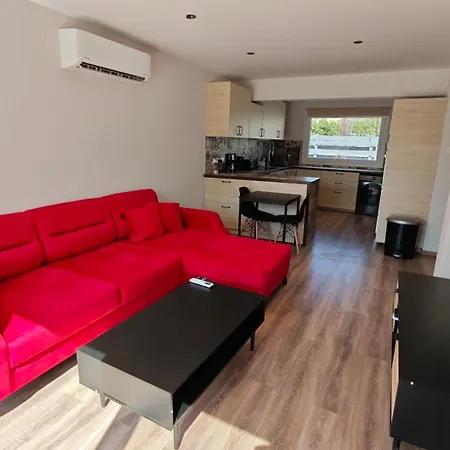 Modern 1-Bedroom Home In Larnaca With A Private Garden Ideal For Long Stays And Remote Work لارنكا