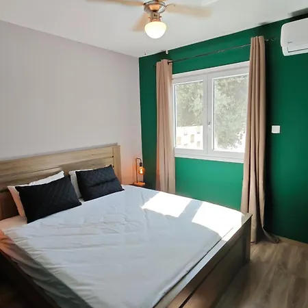 Modern 1-Bedroom Home In Larnaca With A Private Garden Ideal For Long Stays And Remote Work لارنكا