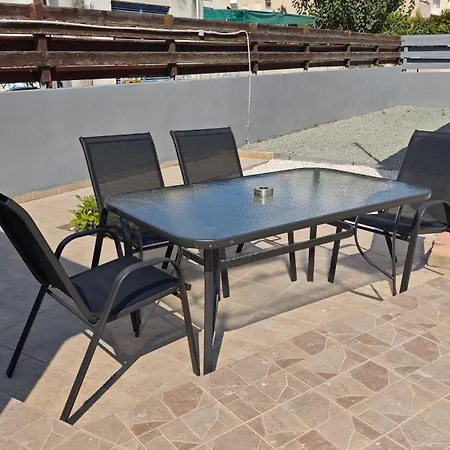 Modern 1-Bedroom Home In Larnaca With A Private Garden Ideal For Long Stays And Remote Work شقة