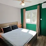 Modern 1-bedroom In With A Private Garden Ideal For Long And Remote Work 拉纳卡