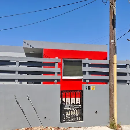 Modern 1br House With Garden Near & Airport Daire *